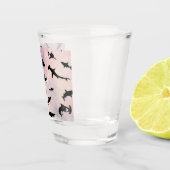 ピンクのシャドーフィッシュサメのグラデーション銀河系宇宙 ショットグラス (右)
