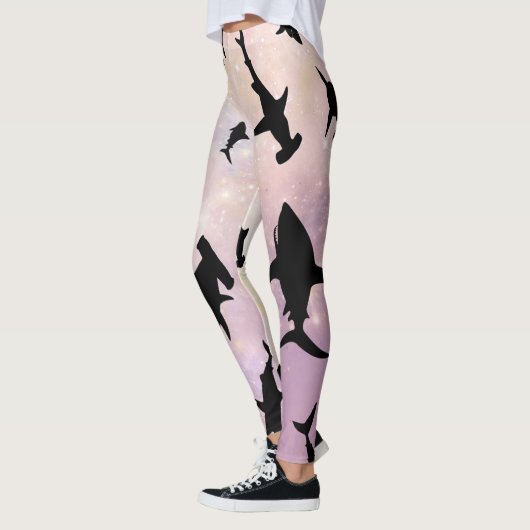 ピンクのシャドーフィッシュサメのグラデーション銀河系宇宙 レギンス (左)