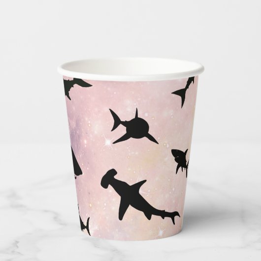 ピンクのシャドーフィッシュサメのグラデーション銀河系宇宙 紙コップ (裏面)