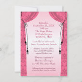 ピンクのシャンデリアおよびダマスク織のカーテンのブライダルシャワー 招待状 (裏面)