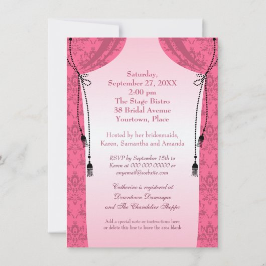 ピンクのシャンデリアおよびダマスク織のカーテンのブライダルシャワー 招待状 (裏面)