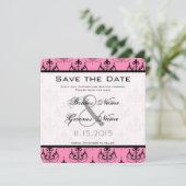 ピンクのシャンデリアの結婚式の日付を保存 招待状 (スタンド正面)