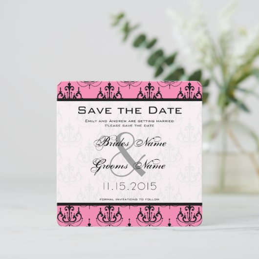 ピンクのシャンデリアの結婚式の日付を保存 招待状 (スタンド正面)