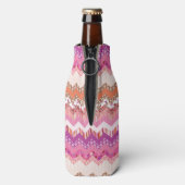 ピンクのジグザグの背景 ボトルクーラー (ボトル裏面)