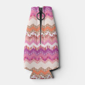 ピンクのジグザグの背景 ボトルクーラー (裏面)