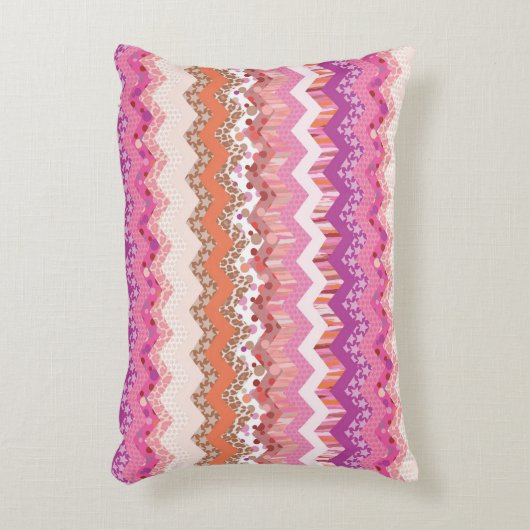 ピンクのジグザグ形の背景 アクセントクッション (正面(垂直))