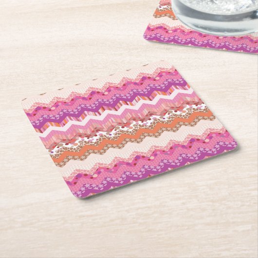 ピンクのジグザグ形の背景 スクエアペーパーコースター (アングル)