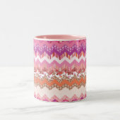 ピンクのジグザグ形の背景 ツートーンマグカップ (中央)