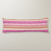 ピンクのジグザグ形の背景 ボディピロー (裏面)