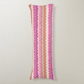 ピンクのジグザグ形の背景 ボディピロー (正面縦)