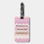 ピンクのジグザグ形の背景 ラゲッジタグ (裏面縦)