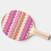 ピンクのジグザグ形の背景 卓球ラケット (横)