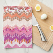 ピンクのジグザグ背景 キッチンタオル (四つ折り)