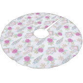 ピンクのジンジャーブレッドクリスマス ブラッシュドポリエステルツリースカート (アングル)