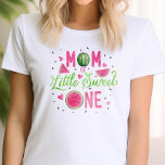ピンクのスイカの果物1st誕生日、ママ tシャツ<br><div class="desc">祝PIxeliaDesignsの"スイカ夏の最初の誕生日ママのTシャツ"とスタイルにあなたの赤ん坊の女の子の最初の誕生日。 水色のピンク鮮やかのメロンデザインとライムグリーンの書道がアクセントお洒落で、特別な日に夏のスプラッシュを追加したいママのための完璧な選択である。女性専用のTシャツは、心地よいと女性らしさを兼ね備え、夏の誕生祝いに最適な衣服となっている。その赤とライムグリーンの配色は、夏の本質を捉えるだけでなく、あなたの小さなマイルストーンの楽しい大事な行事を美しく補完する。</div>