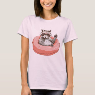 ピンクのスイミングリングにサングラスをかけているアライグマ Tシャツ