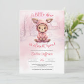 ピンクのスウェットシャツを着た小さな鹿が近くにいる 招待状 (スタンド正面)