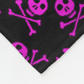 ピンクのスカルとクロスボーンパターン フリースブランケット (角)
