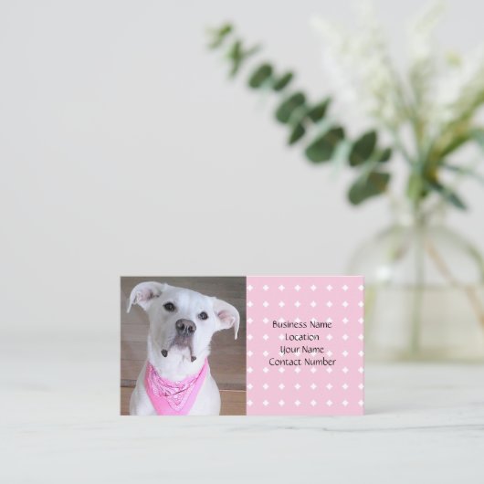 ピンクのスカーフを巻いたかわいい白い子犬 名刺 (スタンド正面)