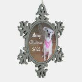 ピンクのスカーフを身に着けたかわいい幸せな子犬 スノーフレークピューターオーナメント (左)