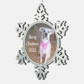 ピンクのスカーフを身に着けたかわいい幸せな子犬 スノーフレークピューターオーナメント (右)