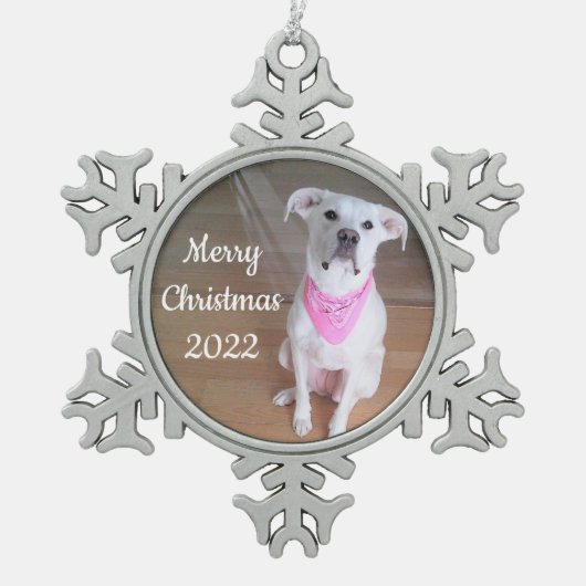 ピンクのスカーフを身に着けたかわいい幸せな子犬 スノーフレークピューターオーナメント (正面)