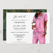 ピンクのスクラブの看護師の写真 彼女はやり遂げた！卒業 招待状 (正面/裏面)