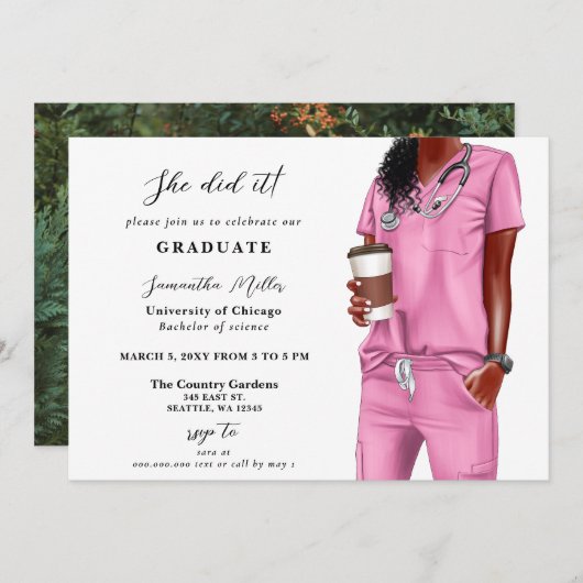ピンクのスクラブナース写真彼女はそれを卒業した 招待状 (正面/裏面)