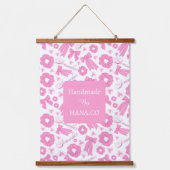 ピンクのスクランチパターン かわいい髪飾り 吊り下げ型タペストリー (正面)