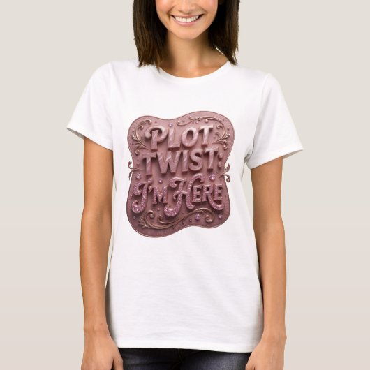 ピンクのステートメントデザイン PLOT TWIST I'M HERE Tシャツ (正面)