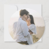 ピンクのストックフラワーウェディングは日付のラウンドを保存 セーブザデート (裏面)