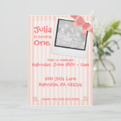 ピンクのストライプな誕生日のパーティの招待状車 招待状 (スタンド正面)