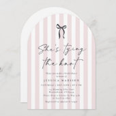 ピンクのストライプの弓スクリプトブライダルシャワー招待 招待状 (正面/裏面)