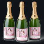 ピンクのストライプ白いフローラ名photo 30th Birthday スパークリングワインラベル<br><div class="desc">30歳の誕生日パーティーのラベル。背景クラシックに薄いピンクと白い縦型ストライプの。花ガーリーとフェミニン花、ピンクのバラと牡丹を装飾として。30歳のテンプレート、名前と日付が付いた前面のフレーム。テンプレートを使用して垂直方向の写真</div>