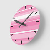 ピンクのストライプ ラウンド壁時計 (傾斜)
