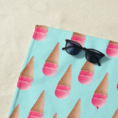 ピンクのストロベリーアイスクリームコーンパターン、青 ビーチタオル (インサイチュ)