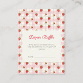 ピンクのストロベリーギンガムおむつラッフルベビーシャワー エンクロージャーカード (正面)