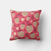 ピンクのストロベリーパターン：シームレスな甘いデザイン クッション (裏面)
