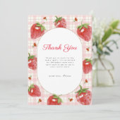ピンクのストロベリーベリースウィートギンガムベビーシャワー サンキューカード (スタンド正面)