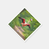 ピンクのスニーカーとハイトップを持つフラミンゴジョギング スタンダードカクテルナプキン (角)