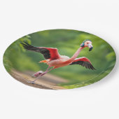 ピンクのスニーカーとハイトップを持つフラミンゴジョギング ペーパープレート (アングル)