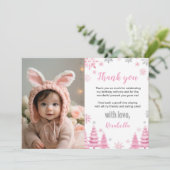 ピンクのスノーフレーク冬の誕生日写真 サンキューカード (スタンド正面)
