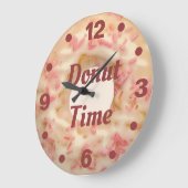 ピンクのスプリンクルがかかったフrostedドーナツのおやつ キッチン ラージ壁時計 (傾斜)