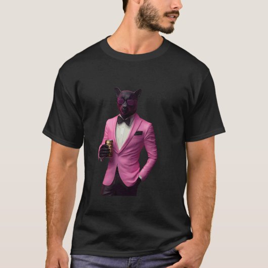 ピンクのスーツを着たパンサー、クールな猫の雰囲気 Tシャツ (正面)