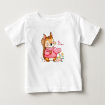 ピンクのセーターを着た幸せなリスがハートを持っている