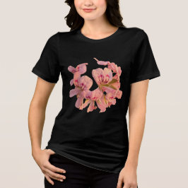 ピンクのゼラニウムの花リースのフラワープリントTシャツ トライブレンドTシャツ