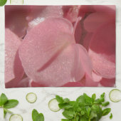 ピンクのゼラニウム:ほぼ無地のライトピンク キッチンタオル (折り畳み)