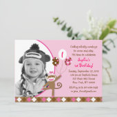 ピンクのソックス猿の女の子の写真の誕生日の招待状 招待状 (スタンド正面)