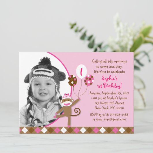 ピンクのソックス猿の女の子の写真の誕生日の招待状 招待状 (スタンド正面)