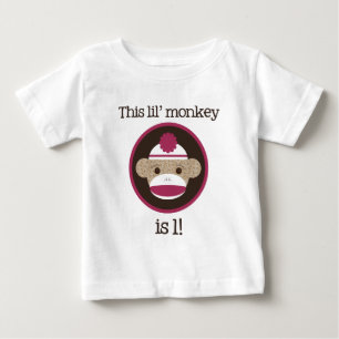 ピンクのソックス猿: 最初誕生日 ベビーTシャツ